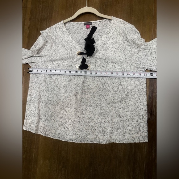 Vince Camuto Cream Blouse with Black Accent - Picture 10 of 11